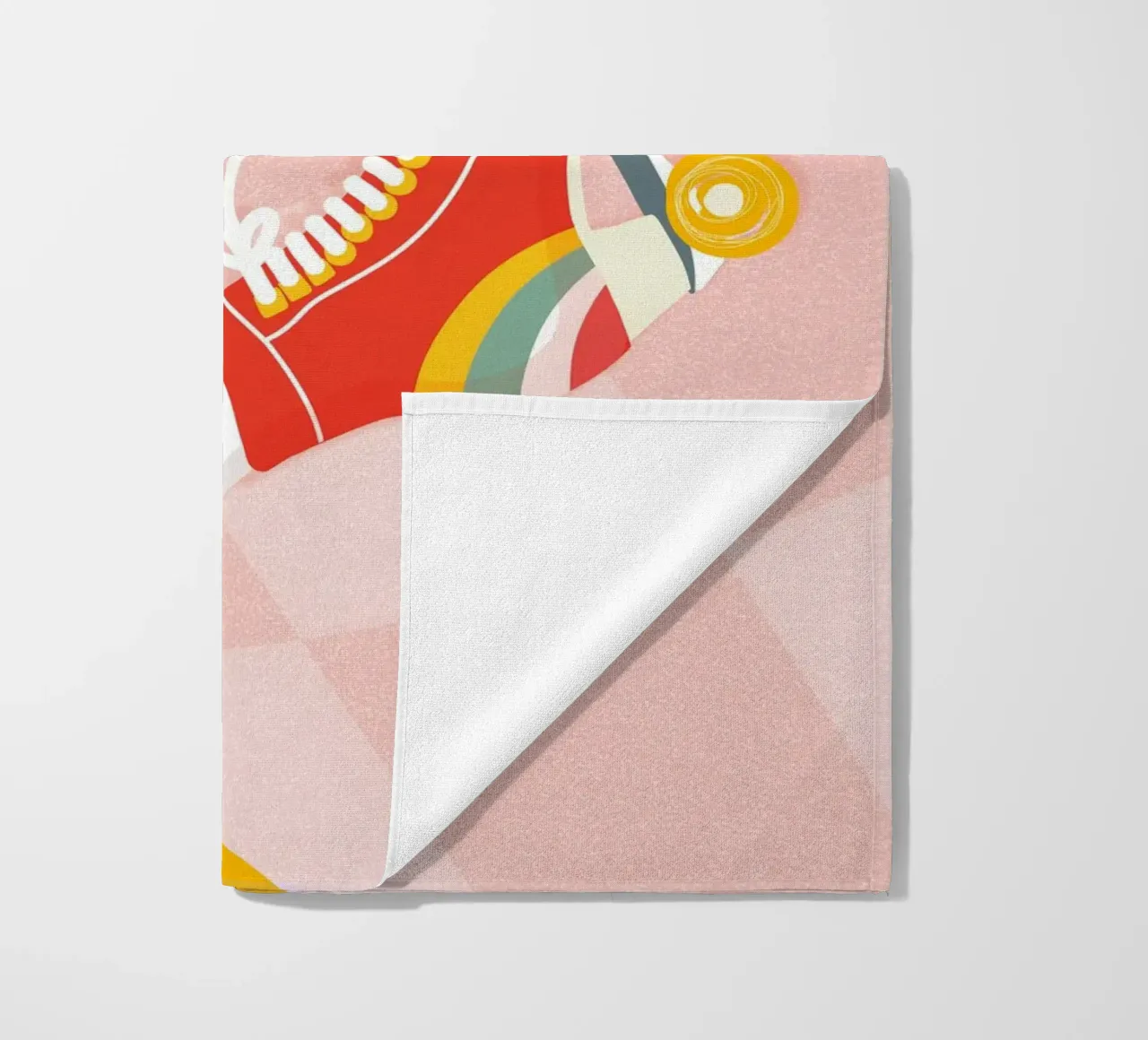 Pattini a rotelle retrò con posa a gambe in su su Groovy Checks telo mare da Dominique Vari