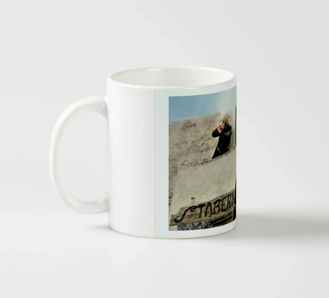 ‘For a Few Dollars More’ Retro Movie Poster tazza in ceramica da Gallery Print and Art Limited