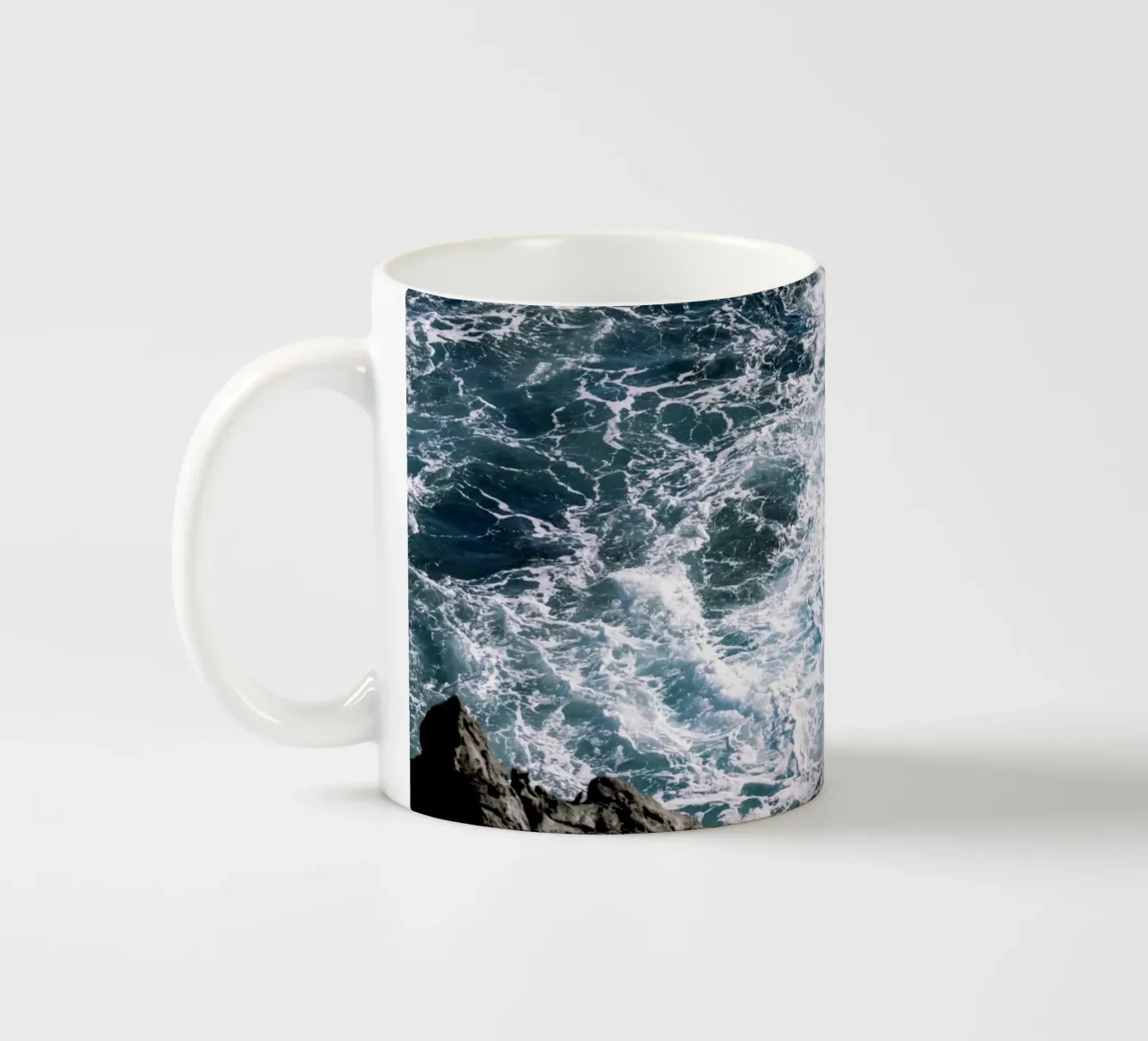 L'infrangersi delle onde tazza in ceramica da Léa Lefebvre Photography