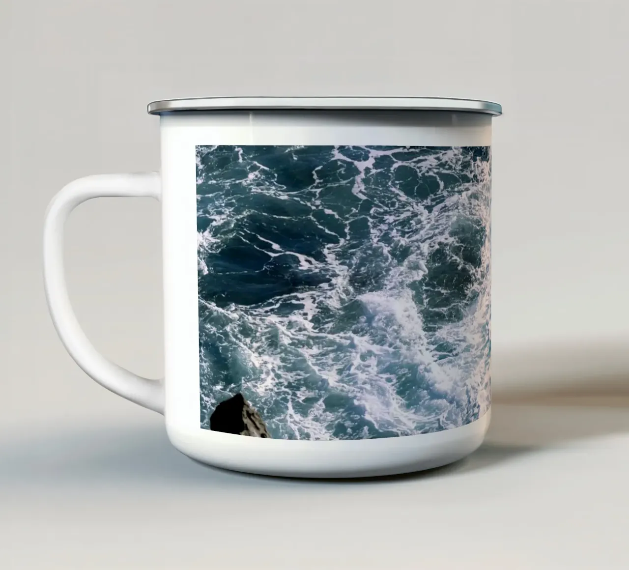 L'infrangersi delle onde tazza in smalto da Léa Lefebvre Photography