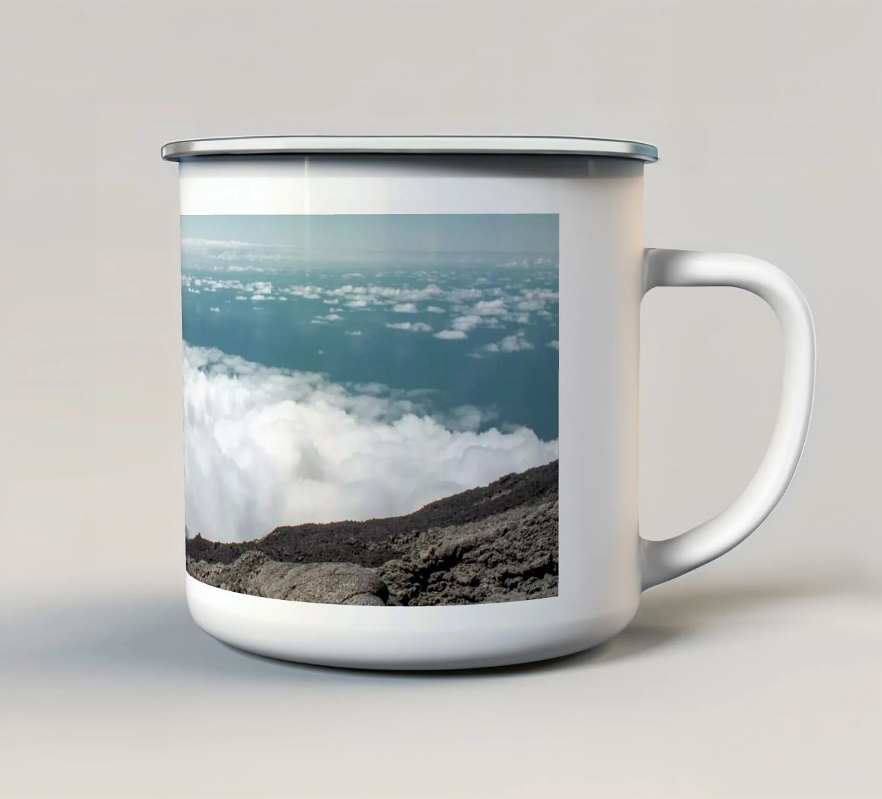 Tra cielo e terra tazza in smalto da Léa Lefebvre Photography