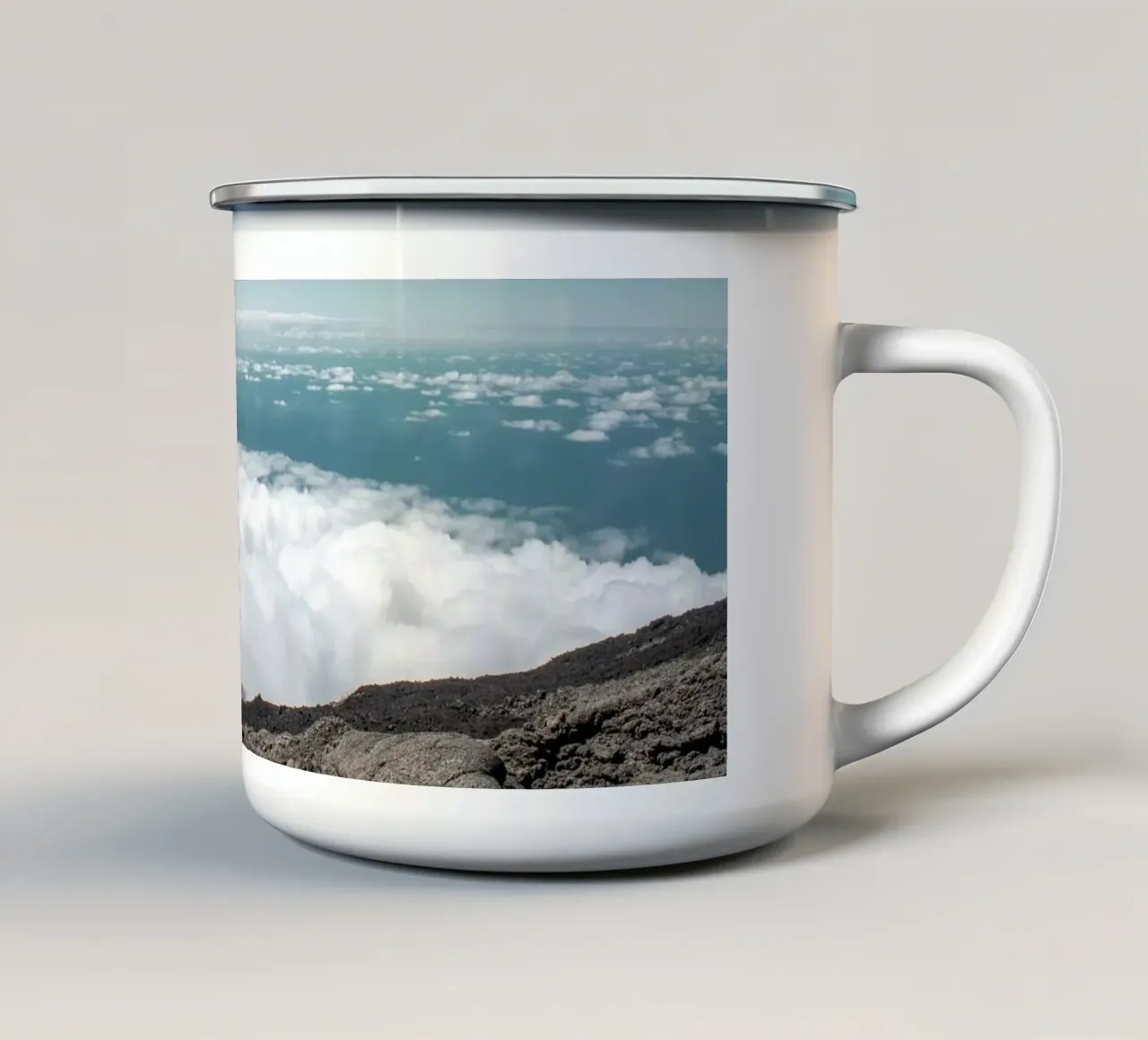 Tra cielo e terra tazza in smalto da Léa Lefebvre Photography