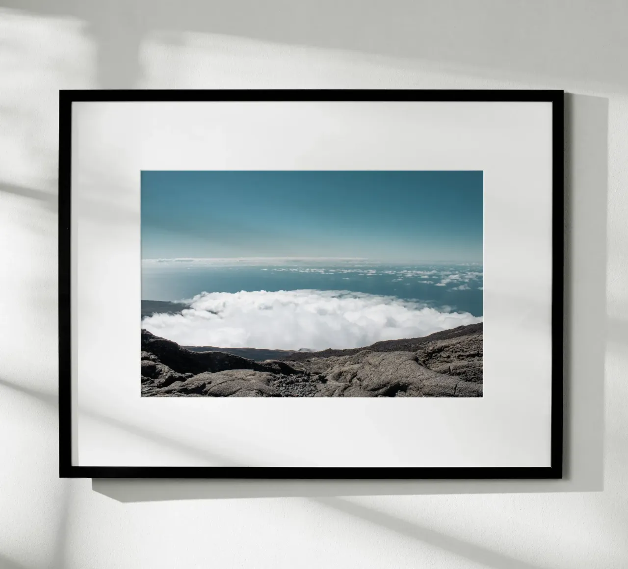 Tra cielo e terra poster con telaio in alluminio da Léa Lefebvre Photography