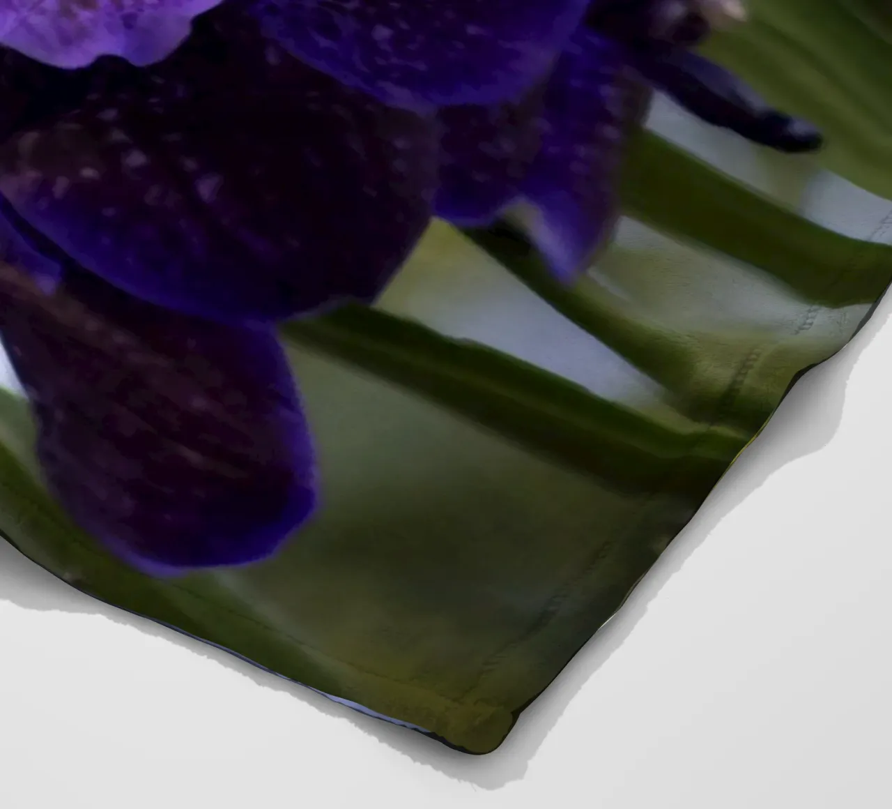 Orchidea viola coperta in pile da Léa Lefebvre Photography