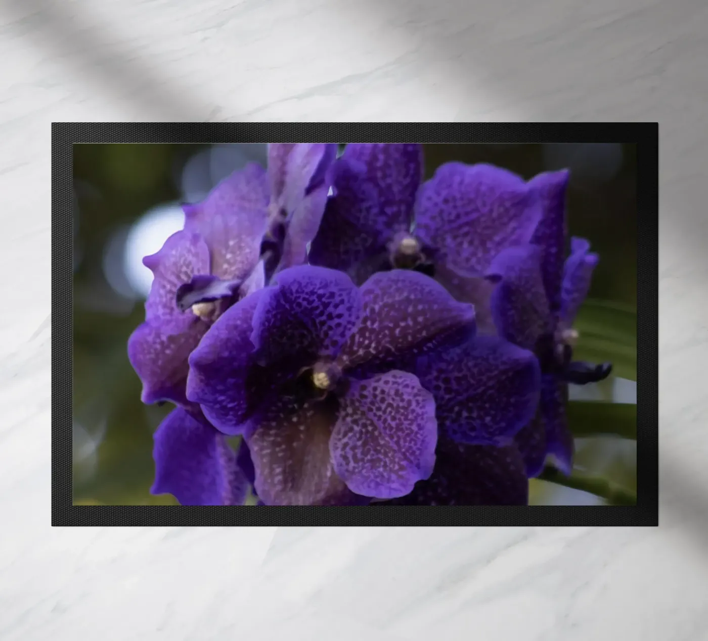 Paarse orchidee deurmat van Léa Lefebvre Photography