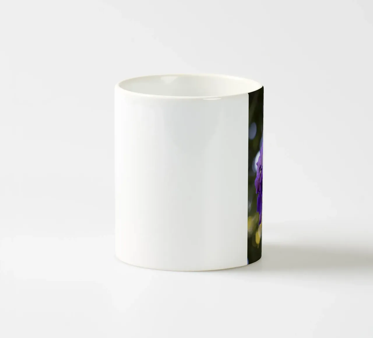 Orchidea viola tazza in ceramica da Léa Lefebvre Photography