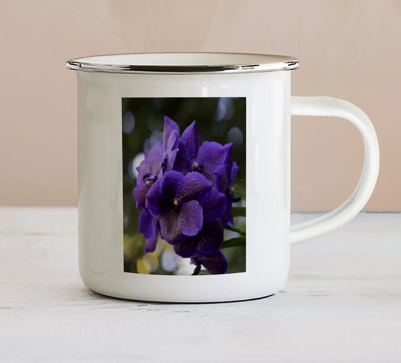 Orchidea viola tazza in smalto da Léa Lefebvre Photography