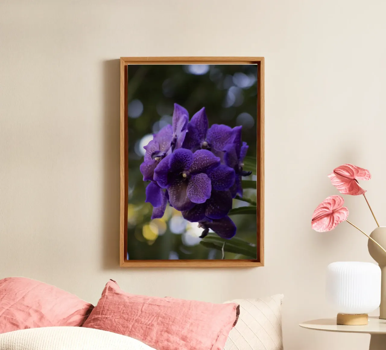 Orchidea viola tela con Cornice a cassetta da Léa Lefebvre Photography