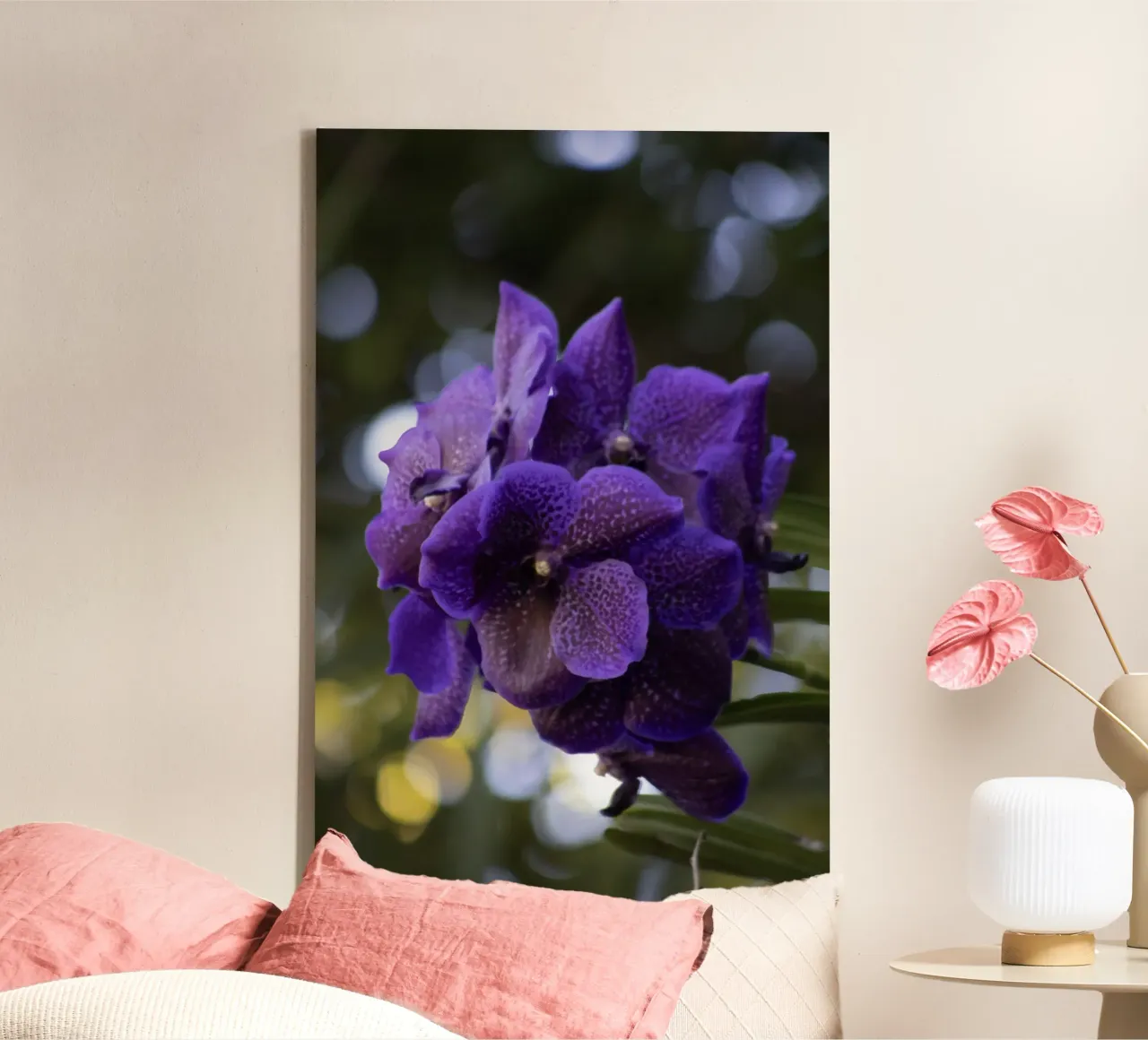 Orchidea viola tela con Cornice a cassetta da Léa Lefebvre Photography