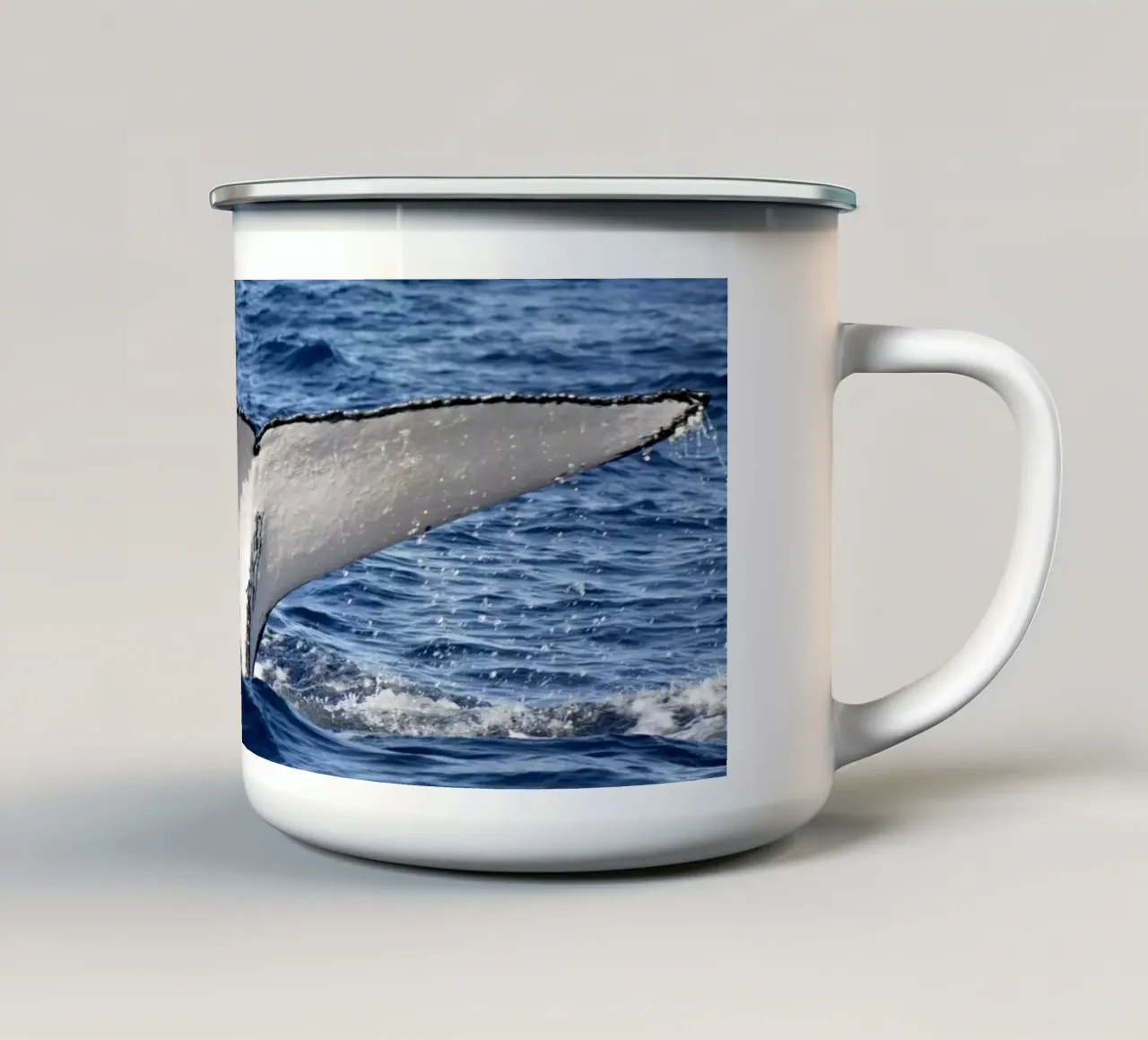 Coda di balena tazza in smalto da Léa Lefebvre Photography