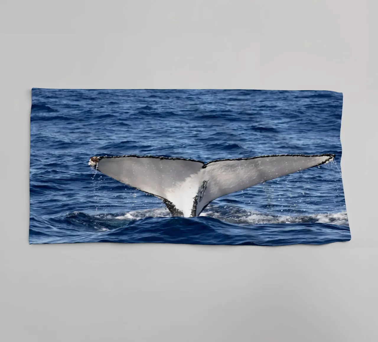 Coda di balena asciugamano da bagno da Léa Lefebvre Photography