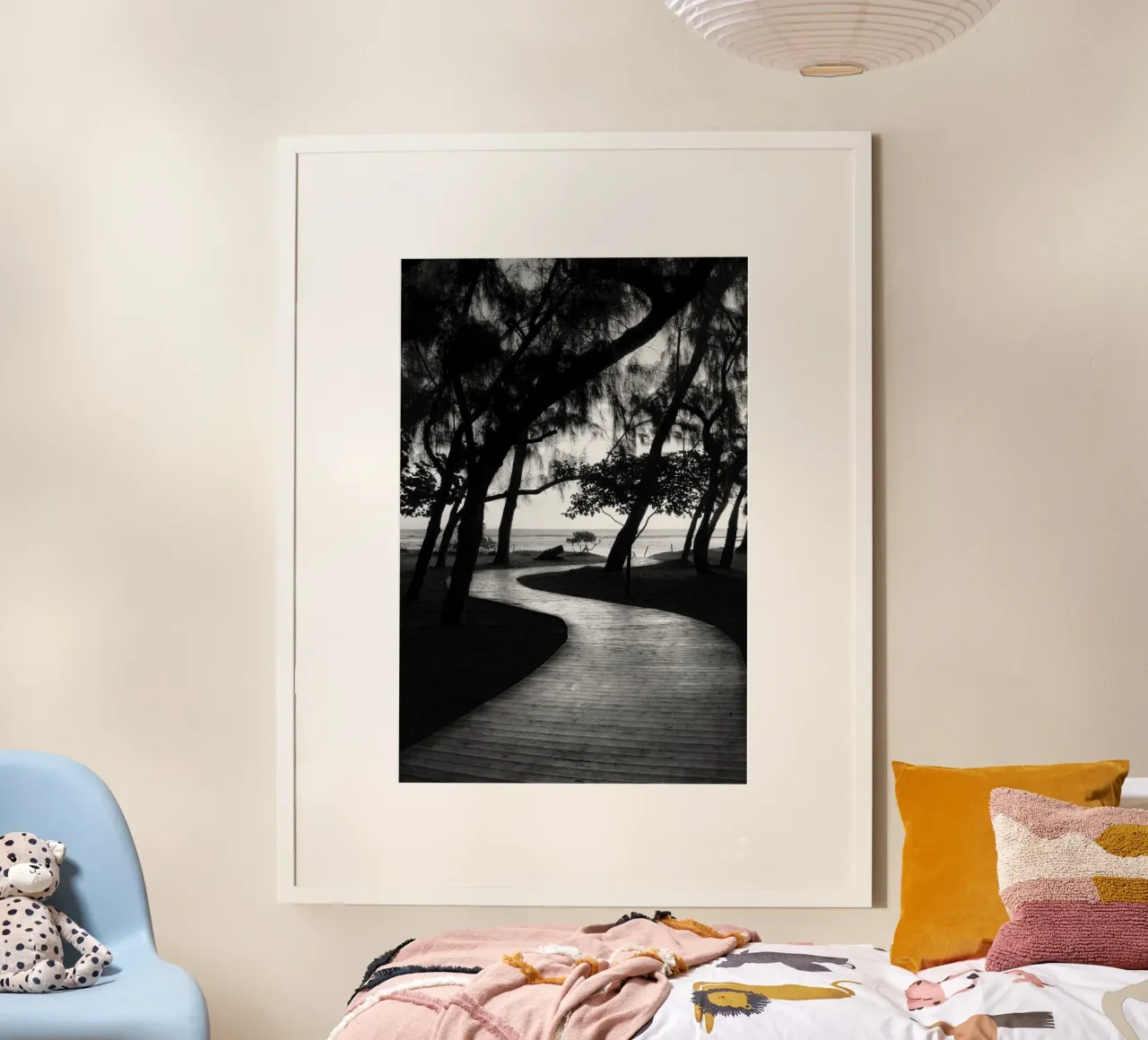 Sentiero per la spiaggia poster con telaio in plastica da Léa Lefebvre Photography