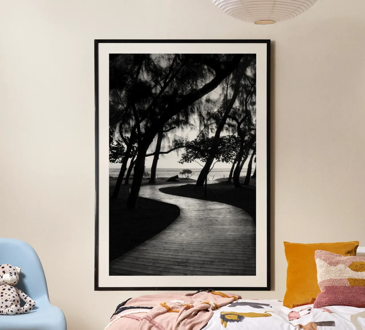 Sentiero per la spiaggia poster con telaio in plastica da Léa Lefebvre Photography