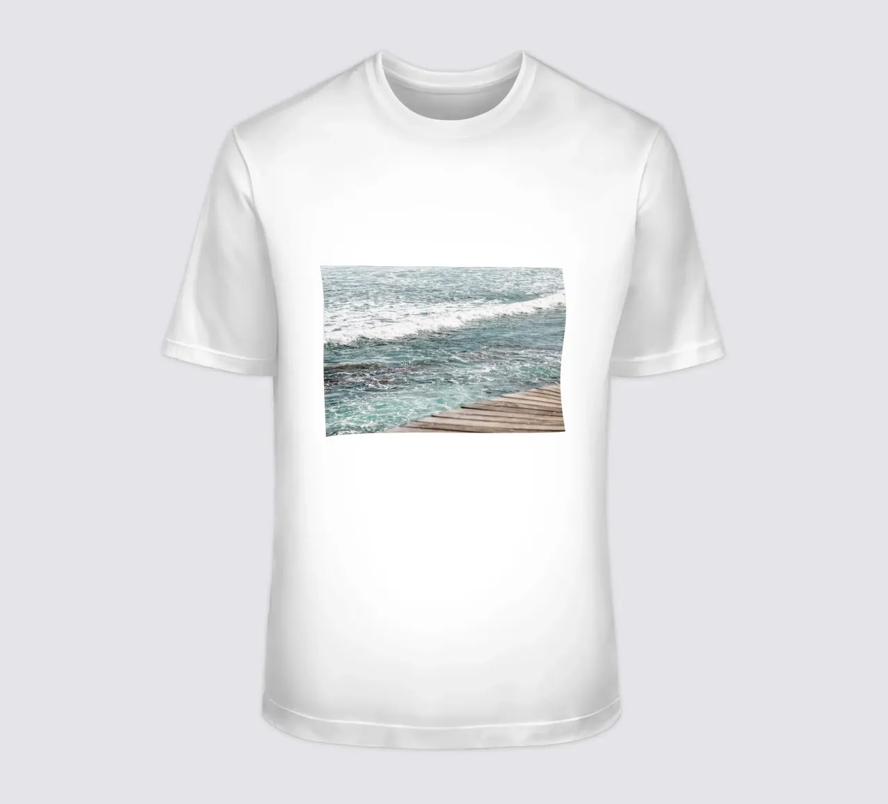 Spaziergang am Wasser T-Shirt von Léa Lefebvre Photography