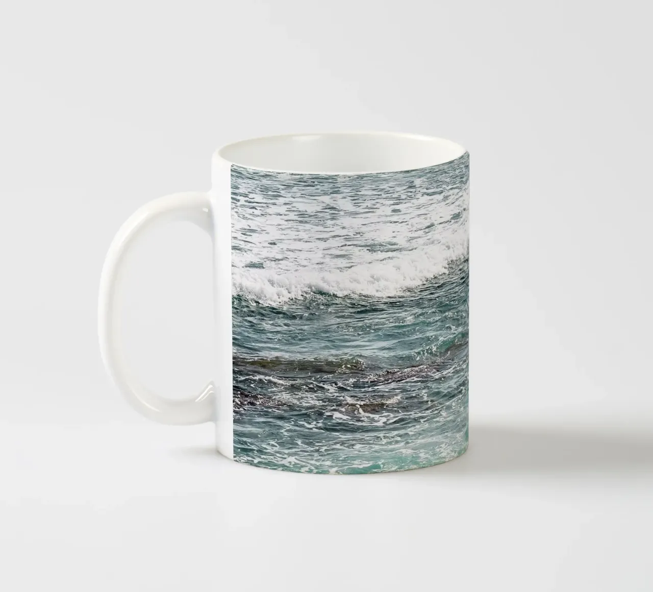Een wandeling langs het water keramische mok van Léa Lefebvre Photography