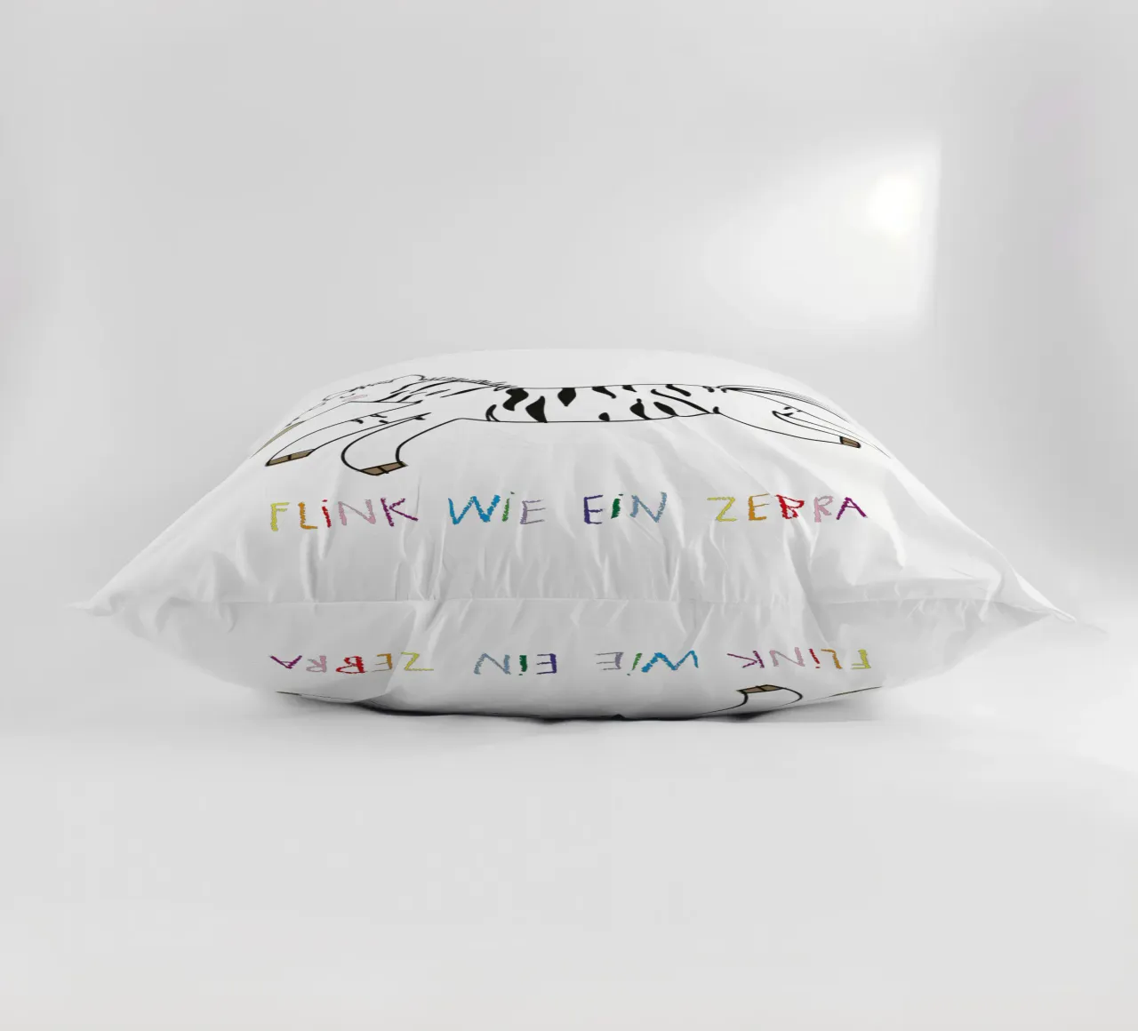 Flink wie ein Zebra cuscino da Brushmeetspaper