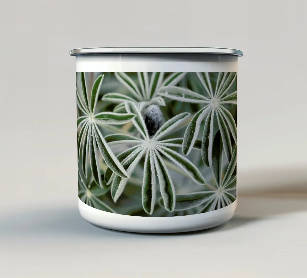 Blue Lupine #7 tazza in smalto da Tal Paz-Fridman