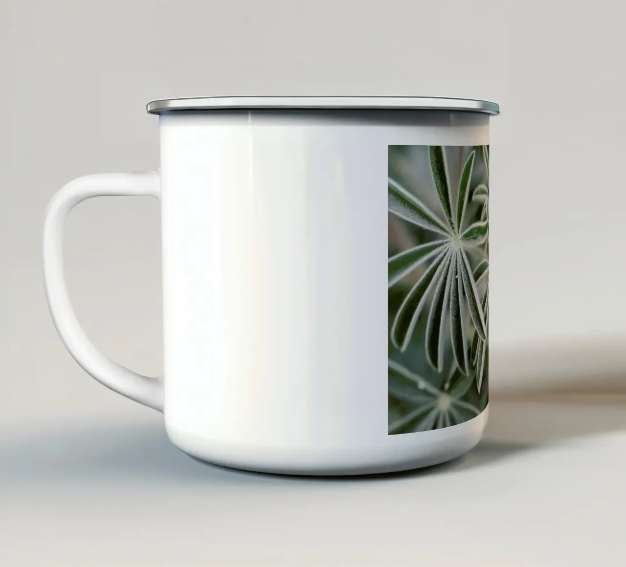 Blue Lupine #7 tazza in smalto da Tal Paz-Fridman