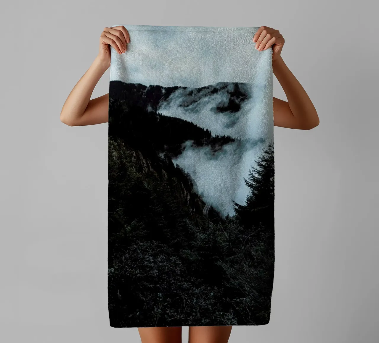 Misty Forest Handtuch von Sebastian Hilgetag