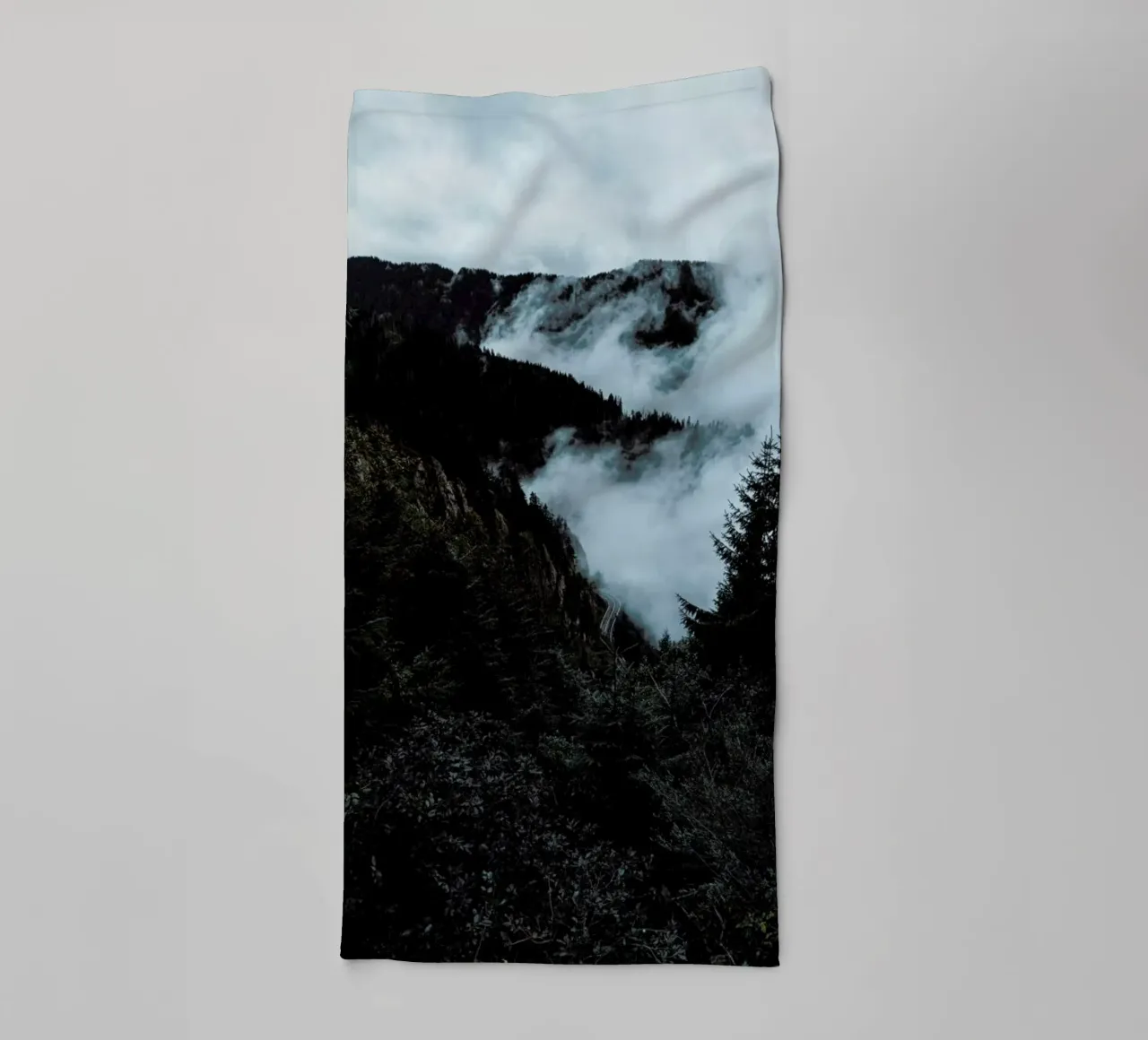 Misty Forest Handtuch von Sebastian Hilgetag