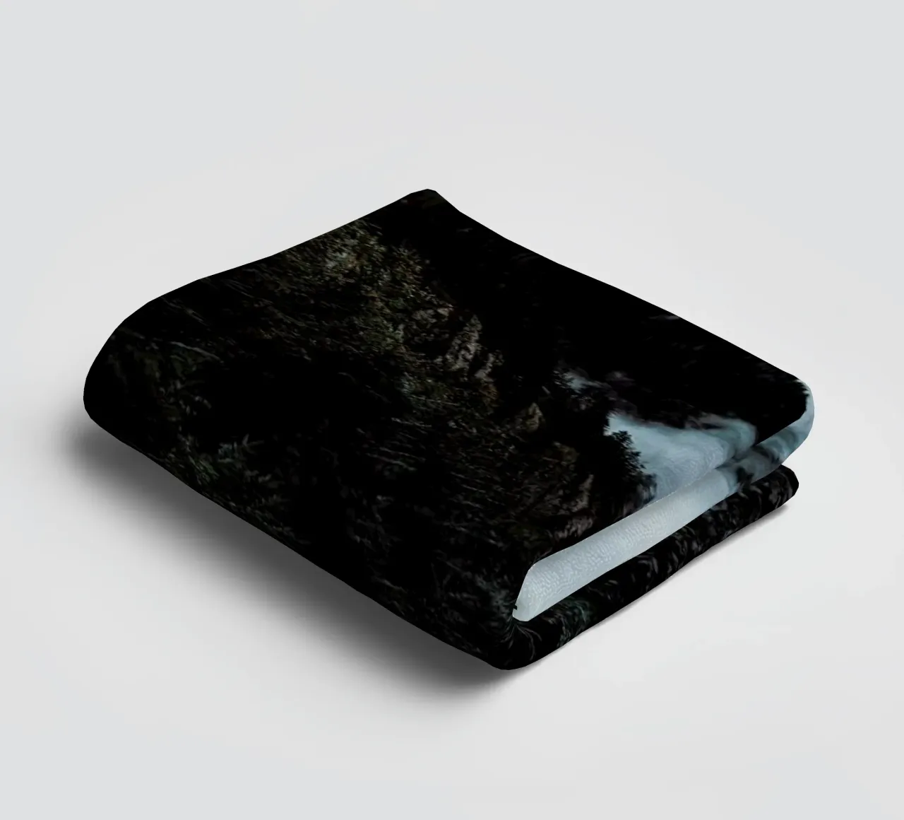 Misty Forest Handtuch von Sebastian Hilgetag