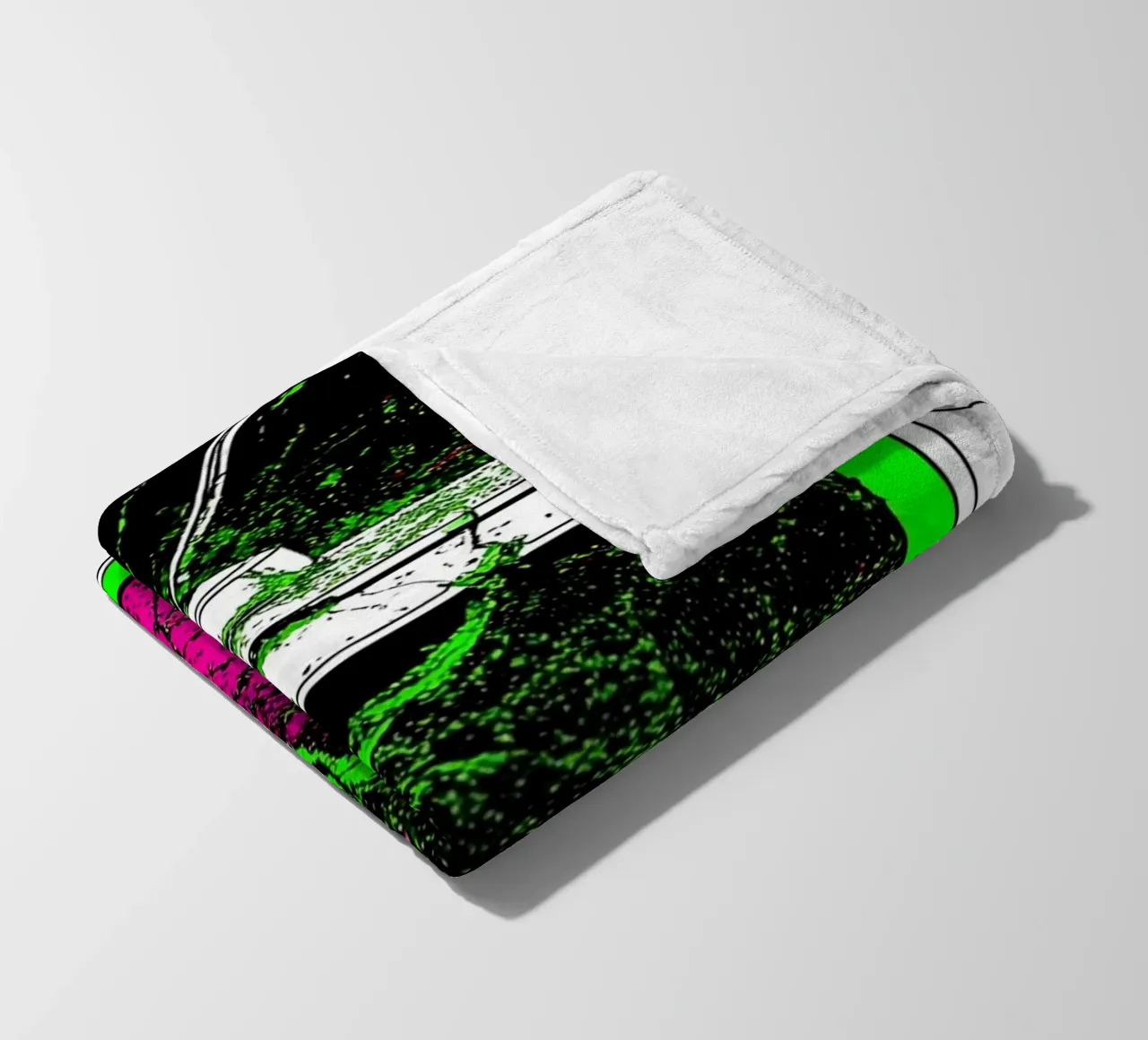 Televisione in frantumi - Pop Art coperta in pile da ColorCrash Gallery