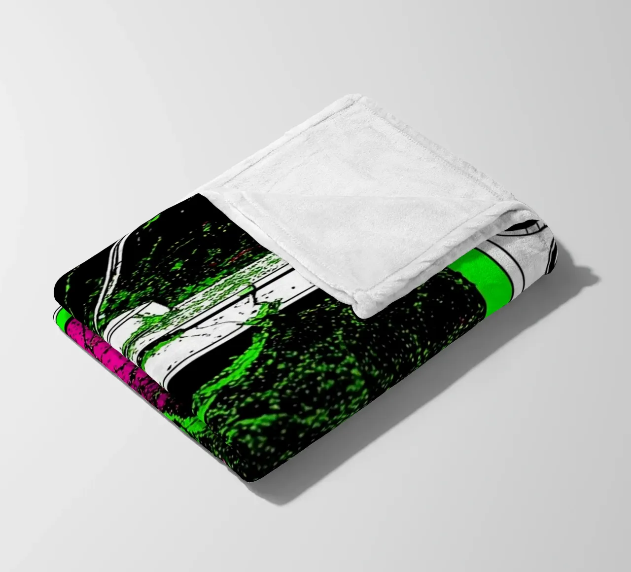 Televisione in frantumi - Pop Art coperta in pile da ColorCrash Gallery