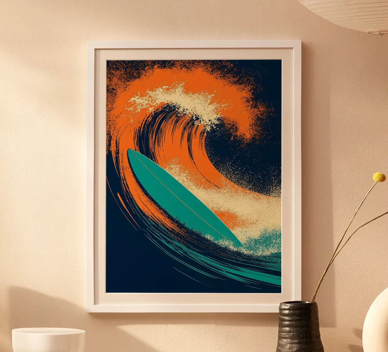 Planche de surf dans une vague - Pop Art poster avec cadre en plastique de ColorCrash Gallery
