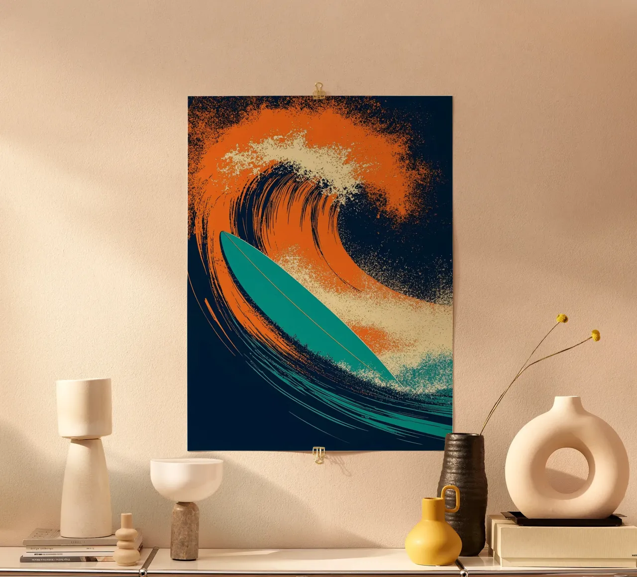 Planche de surf dans une vague - Pop Art poster avec cadre en plastique de ColorCrash Gallery