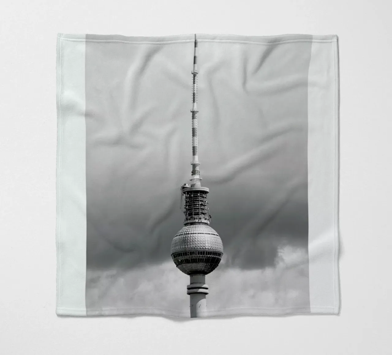 Alexanderplatz, Berlin Icons coperta in pile da METROPOLIS