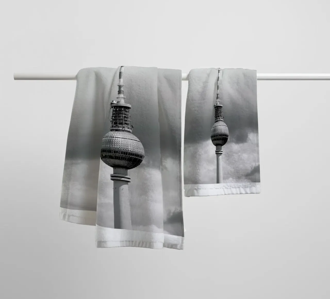 Alexanderplatz, Berlin Icons asciugamano da bagno da METROPOLIS