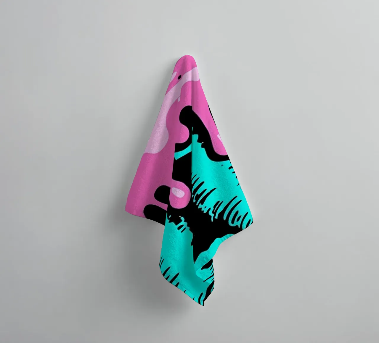 Maschera di gas - Pop Art asciugamano da bagno da ColorCrash Gallery