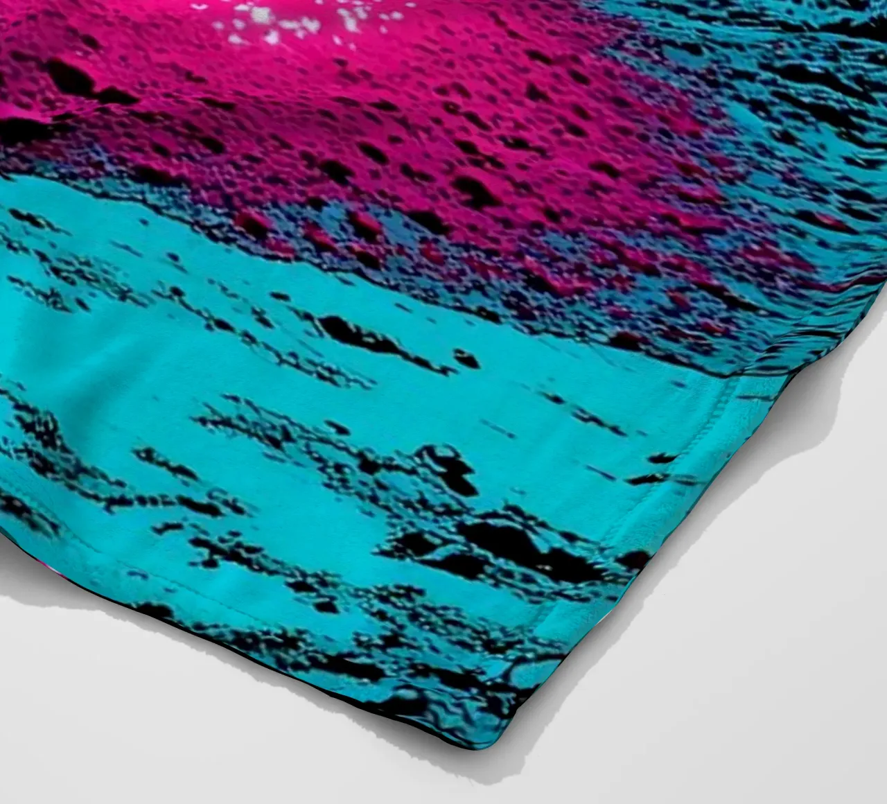 Raggio spaziale sulla luna - Pop Art coperta in pile da ColorCrash Gallery