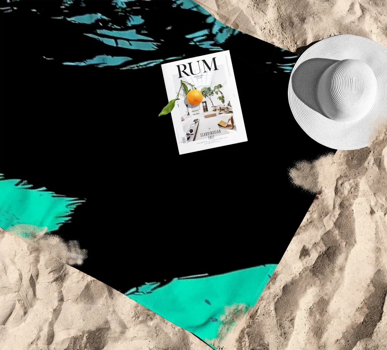 Raven - Arte pop toalla de playa de ColorCrash Gallery