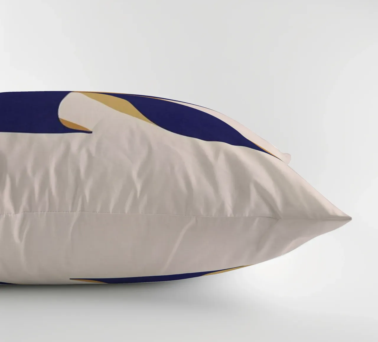Blue R cuscino da daylight design studio