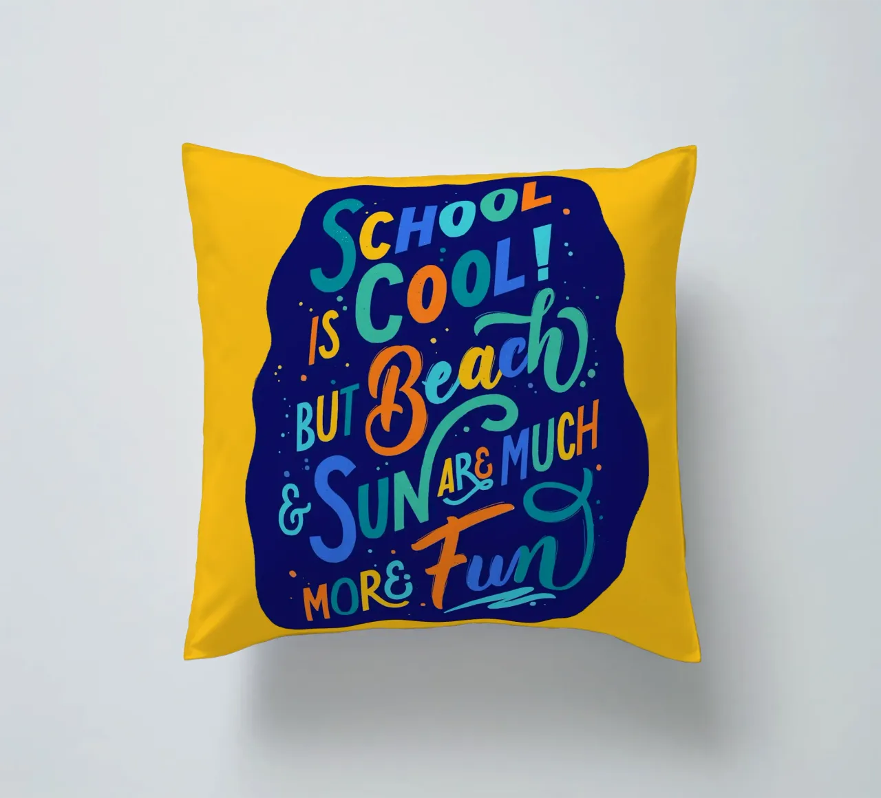 School is Cool. But Beach and Sun are Much More Fun. cuscino da CalliLetters