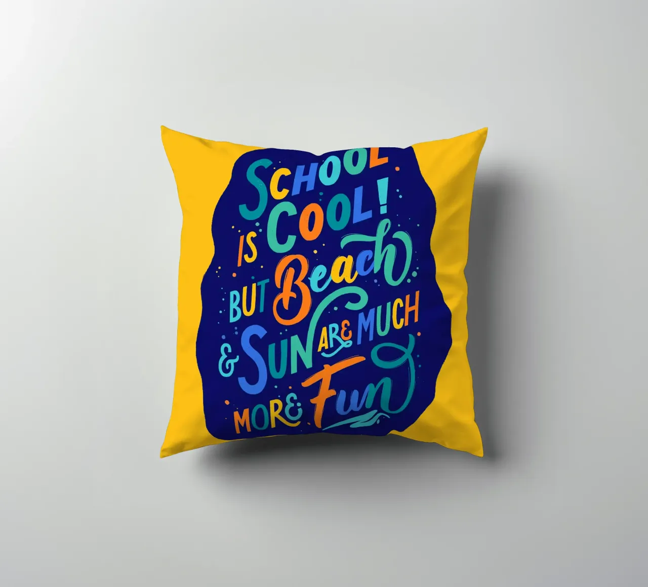 School is Cool. But Beach and Sun are Much More Fun. cuscino da CalliLetters