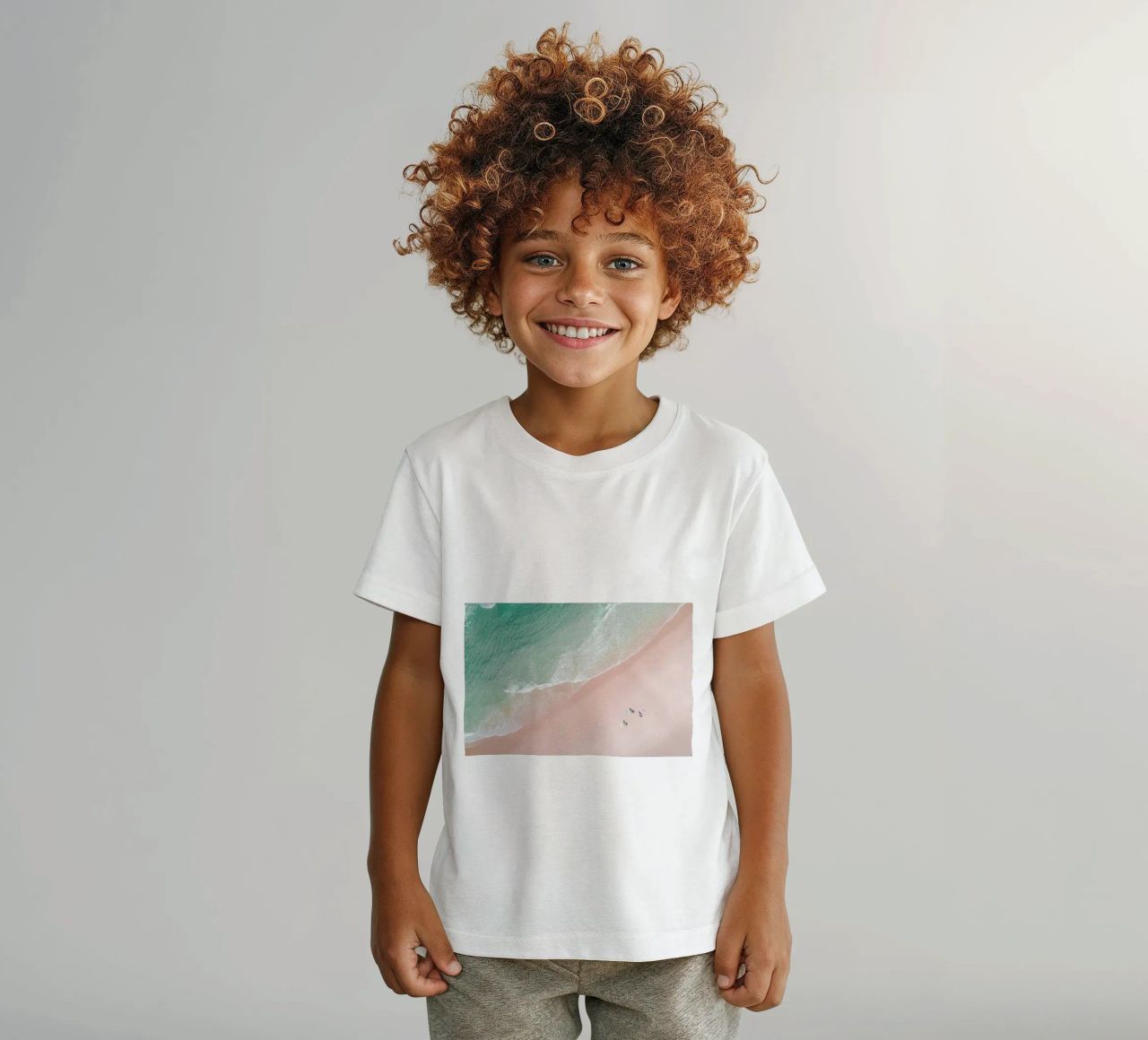 Aerial Beach - Ocean Surf Yoga Kinder T-Shirt von Ingrid Beddoes