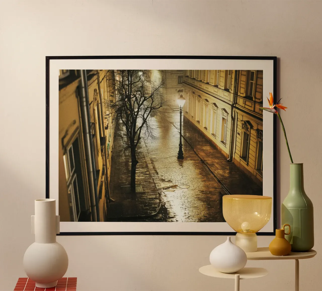 Varsavia sotto la pioggia - Silenzio d'oro poster con telaio in legno da By Night