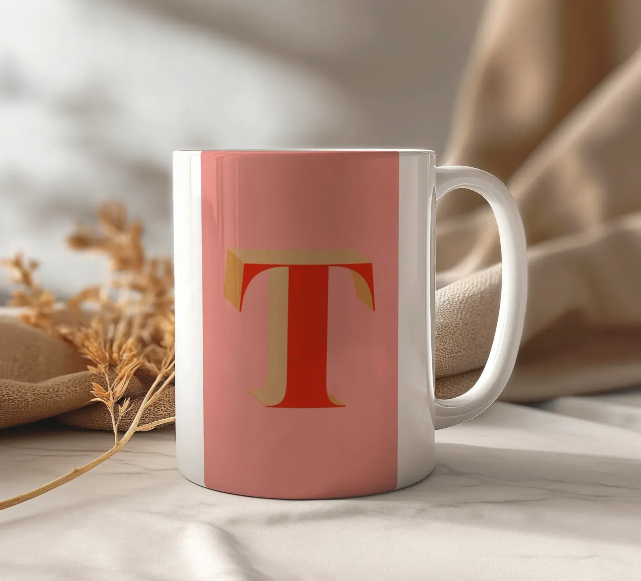 Red T Keramik Tasse von daylight design studio