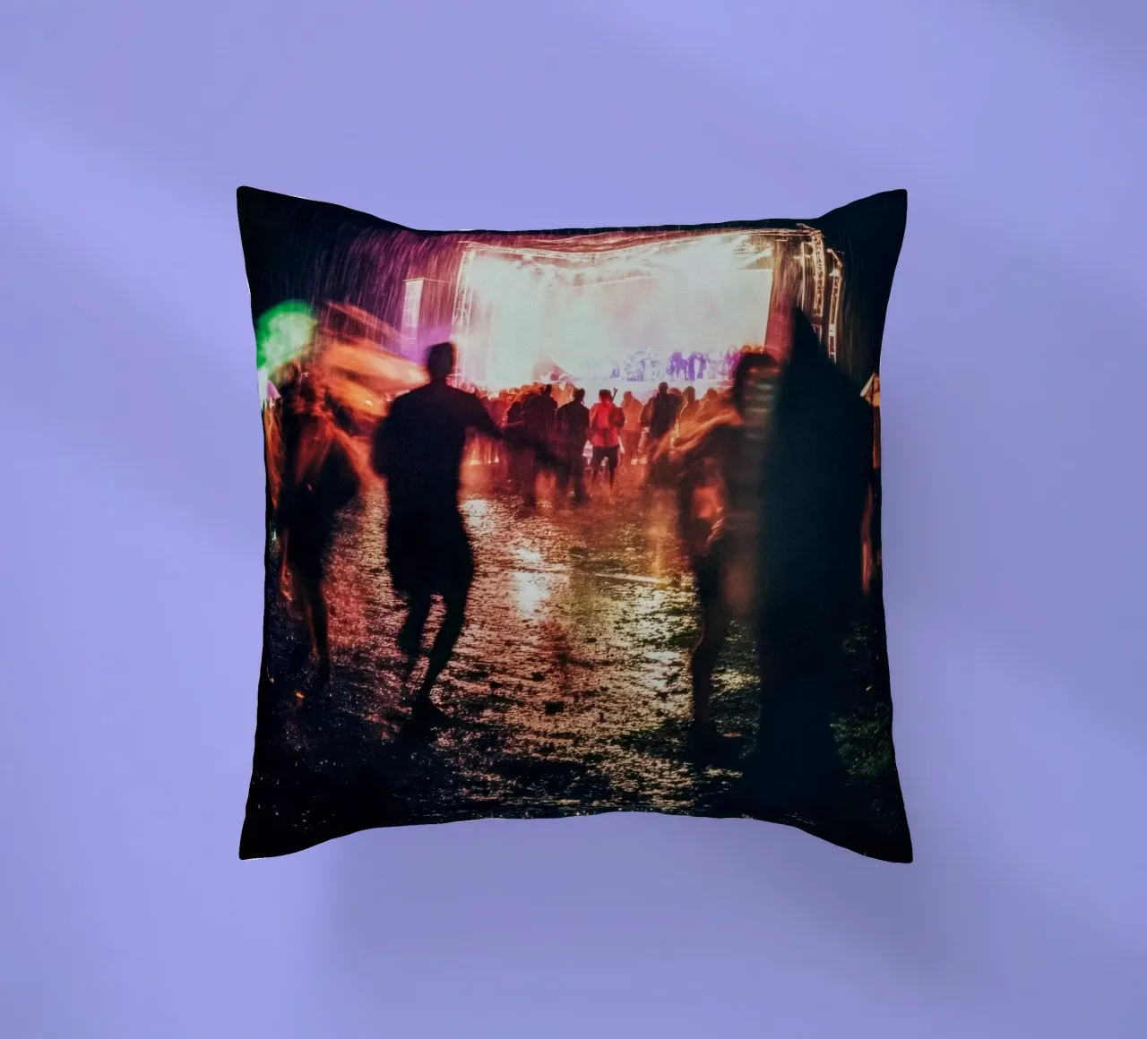 Paris Déchaîné: un momento magico in un festival tempestoso cuscino da By Night