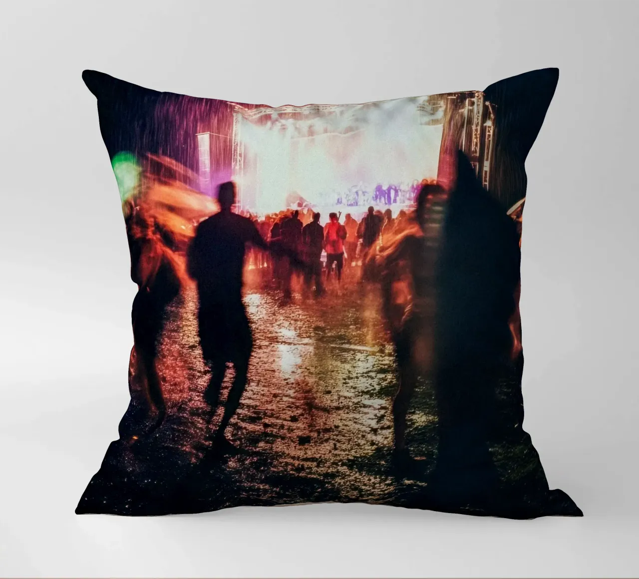 Paris Déchaîné: un momento magico in un festival tempestoso cuscino da By Night
