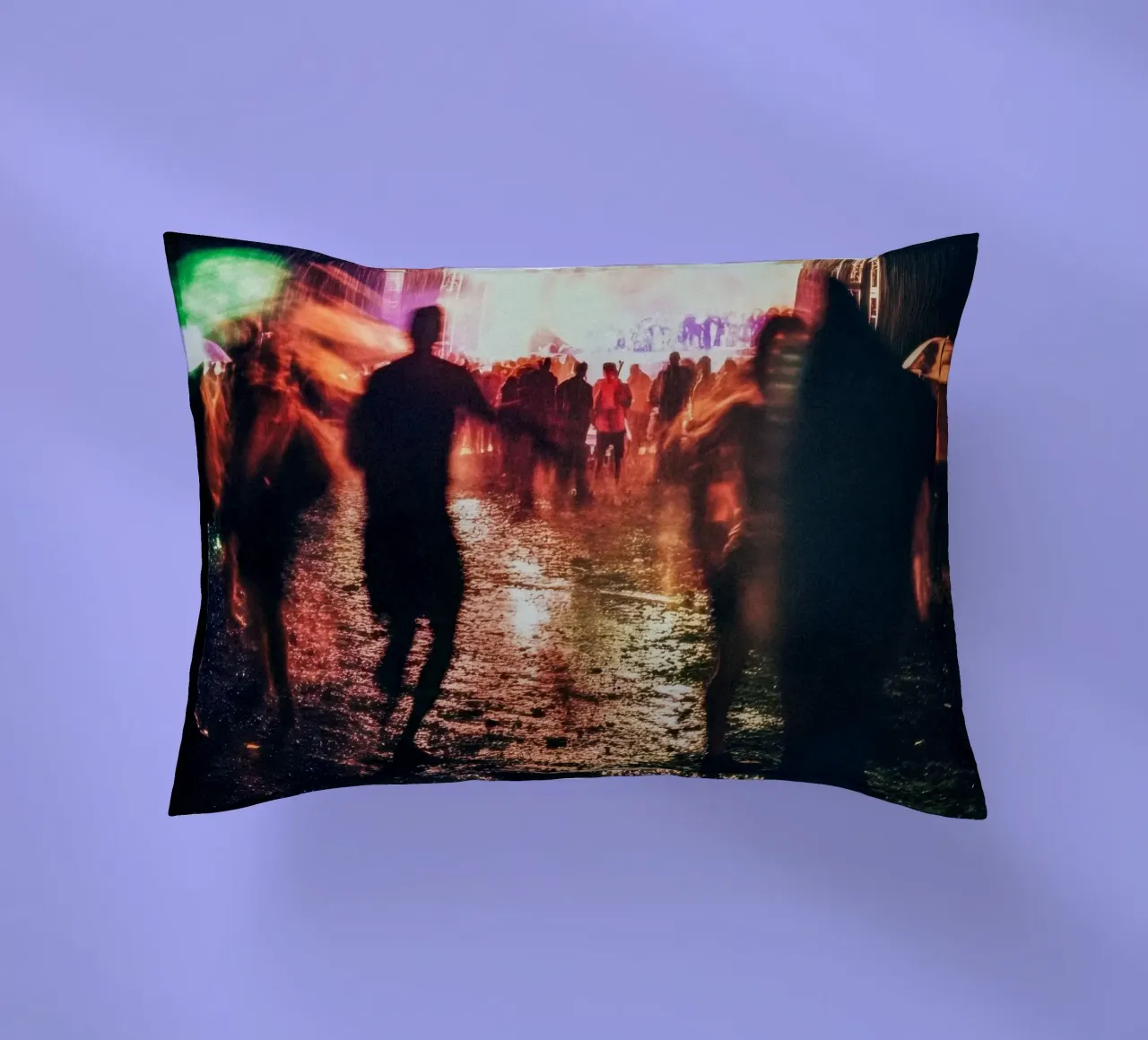 Paris Déchaîné: un momento magico in un festival tempestoso cuscino da By Night
