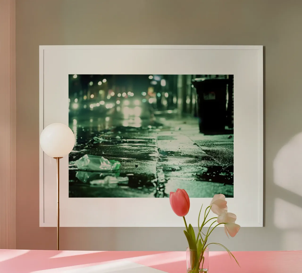 Tra luci e ombre nei vicoli di Parigi poster con telaio in legno da By Night