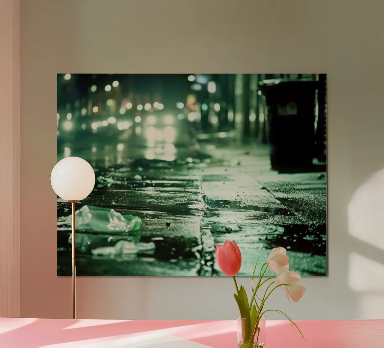 Tra luci e ombre nei vicoli di Parigi poster con telaio in legno da By Night