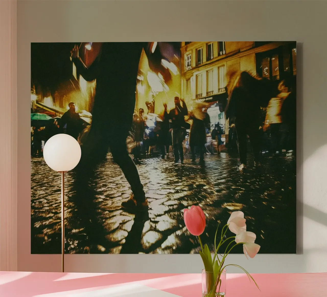Paris, l'Éclat Urbain sous un Nouveau Regard (Paris, der urbane Glanz unter einem neuen Blickwinkel) Leinwand mit Schattenfugenrahmen von By Night