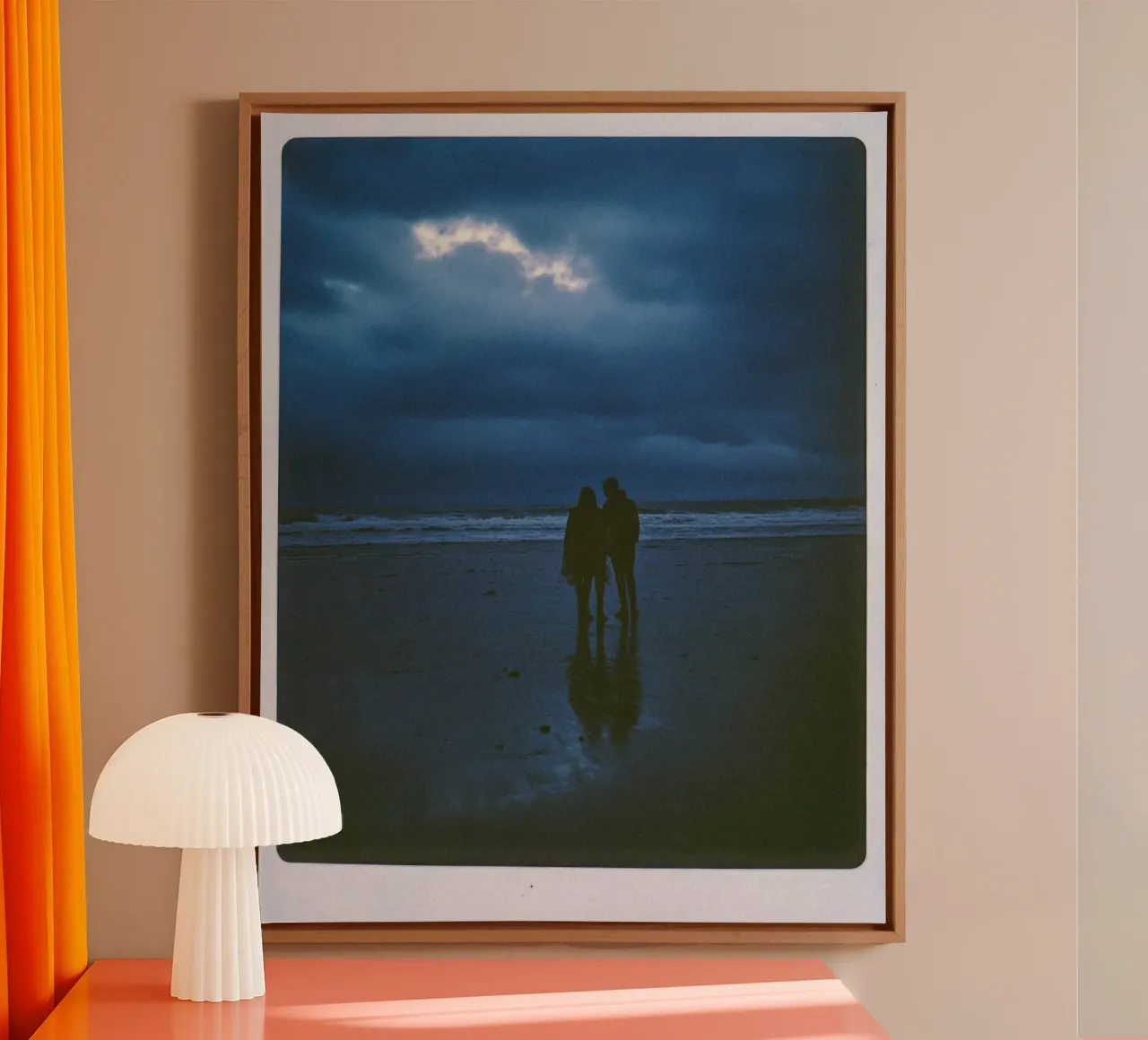 Nächtliche Flucht in Biarritz Leinwand mit Schattenfugenrahmen von By Night
