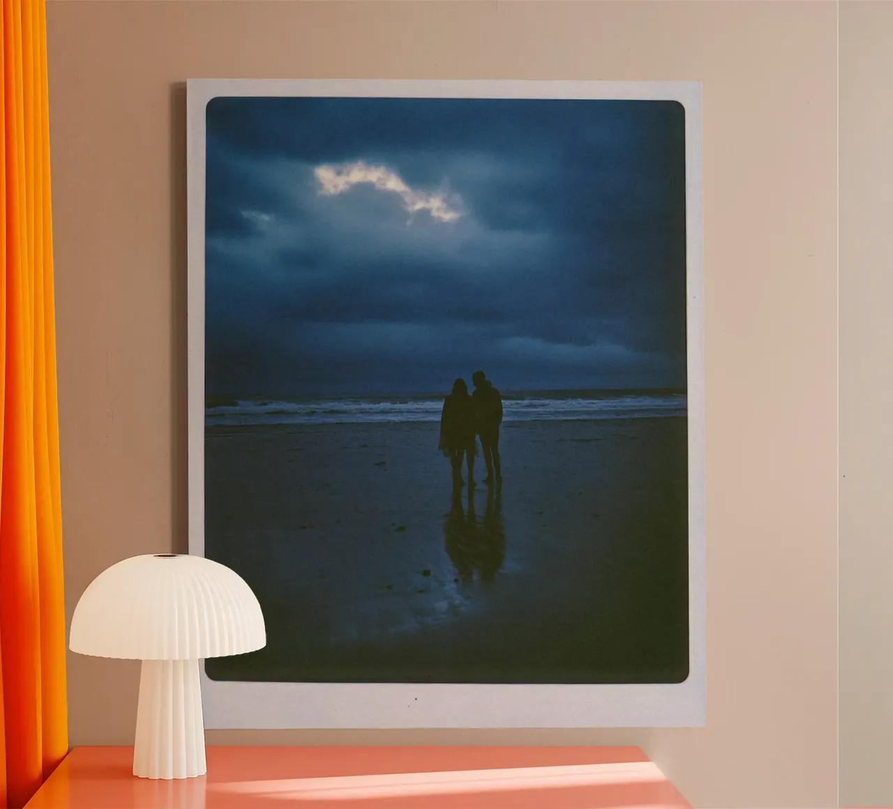 Nächtliche Flucht in Biarritz Leinwand mit Schattenfugenrahmen von By Night