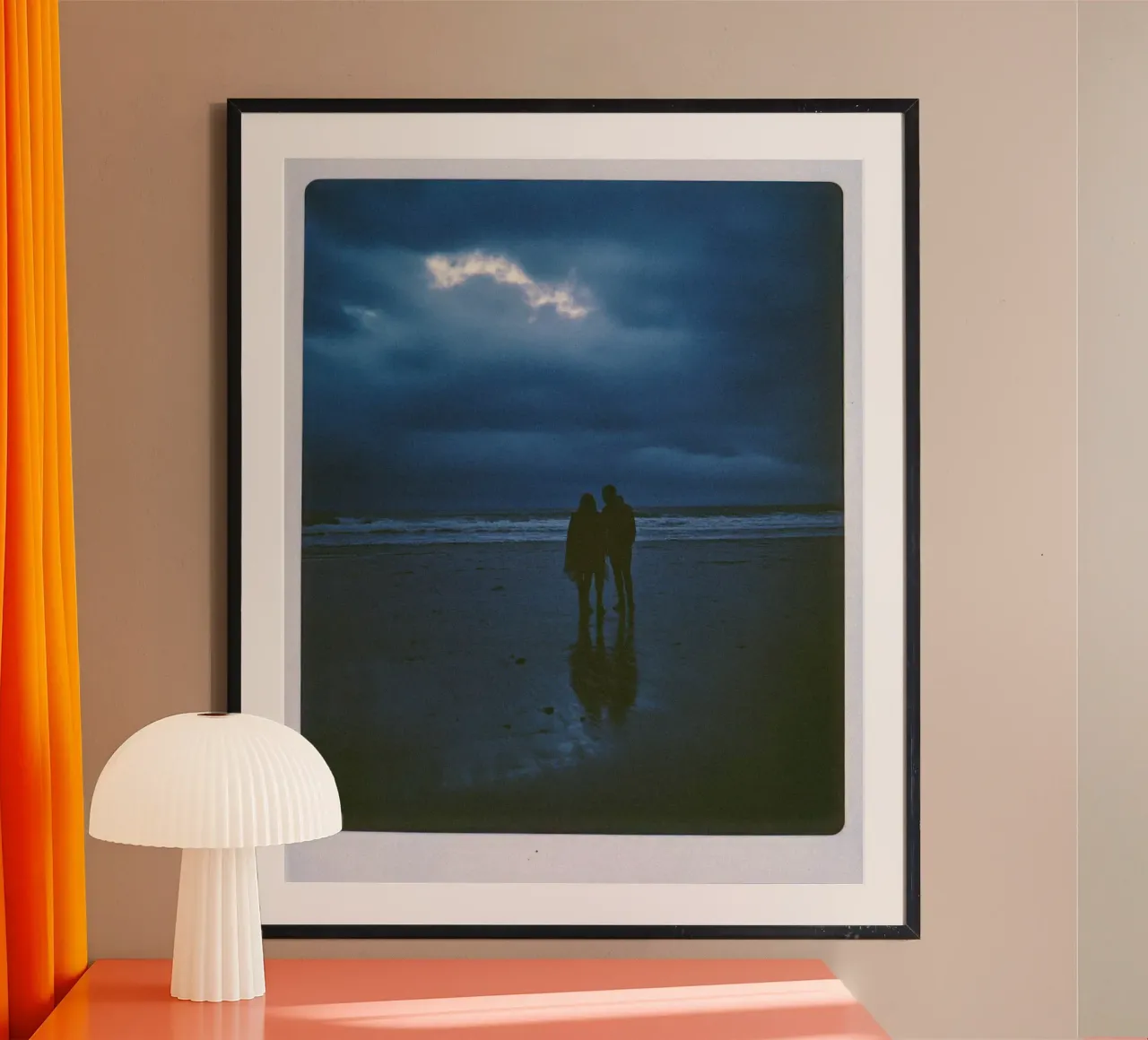 Vita notturna a Biarritz poster con telaio in legno da By Night