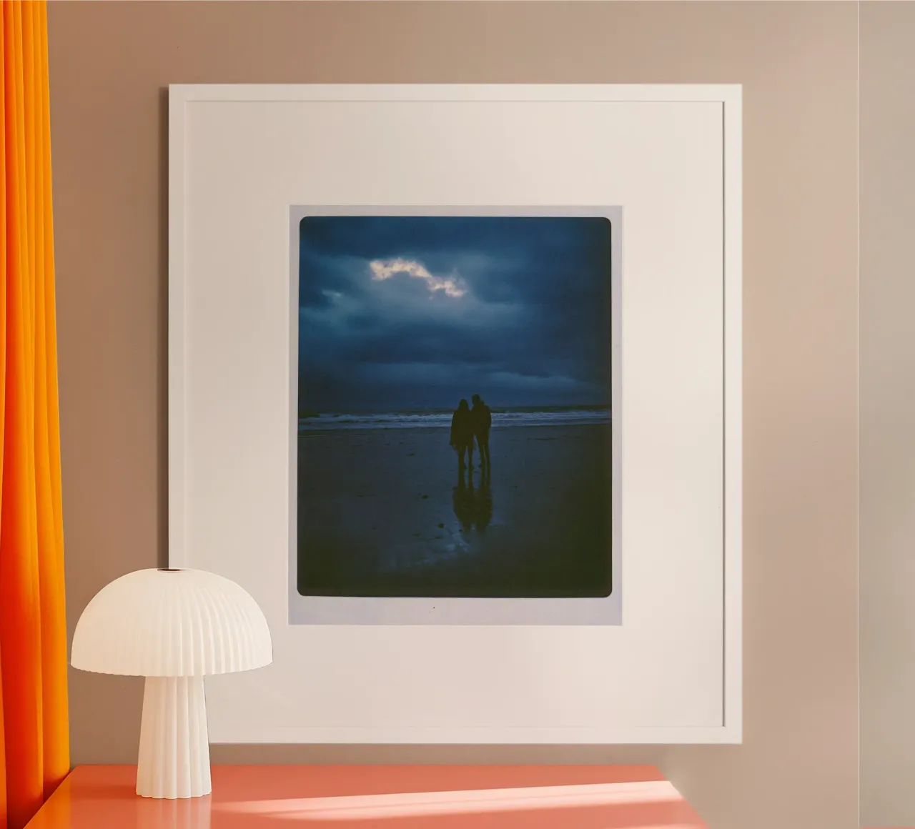 Vita notturna a Biarritz poster con telaio in legno da By Night